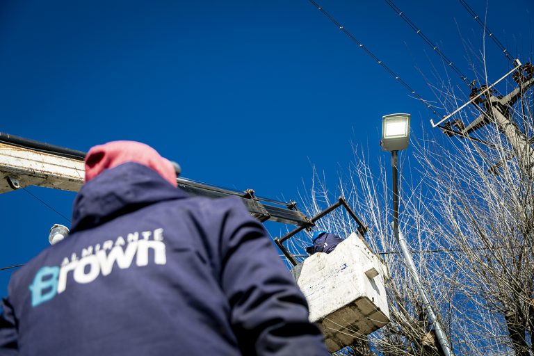 Instalan luminarias LED en calles de Almirante Brown