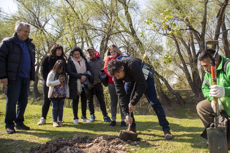 En San Isidro siguen plantando árboles por cada bebé nacido en el Hospital Materno Infantil