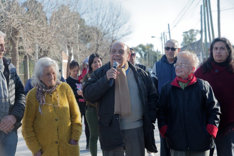 Pavimentan calles en Los Robles