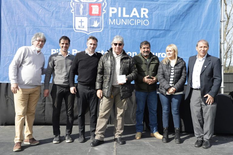 Achával homenajeó a los héroes de Malvinas en el Cenotafio