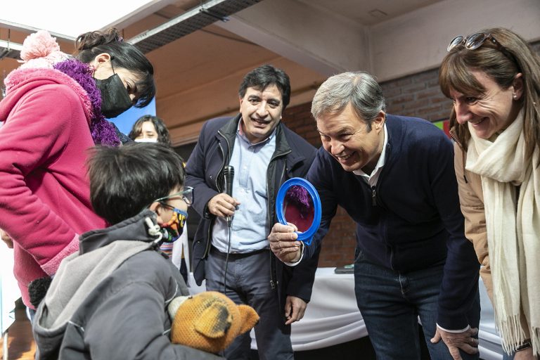 Entrega de anteojos a alumnos de Don Orione