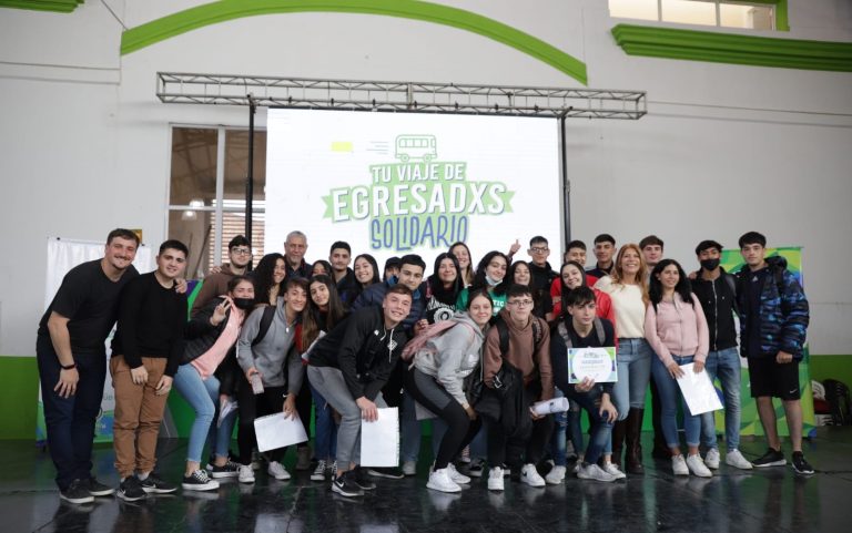 Entregaron los vouchers para que 625 alumnos de Avellaneda se vayan de viaje de egresados