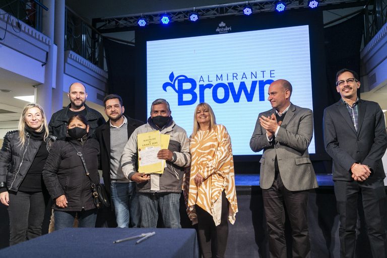 Entrega de escrituras en Almirante Brown