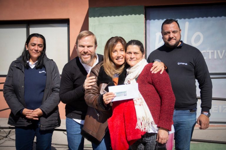 Entregan credenciales de obra social a beneficiarios del Potenciar Trabajo en Ezeiza