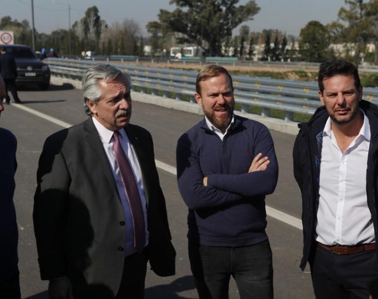 Gastón Granados, con Alberto Fernández en la recorrida por las obras de la autopista