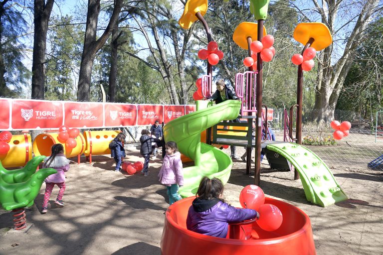 Zamora inauguró los nuevos juegos del Jardín de Infantes N° 928 en el Delta de Tigre