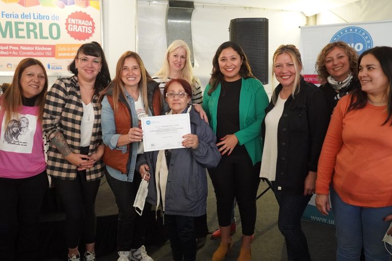 Karina Menéndez entregó certificados de salud para manzaneras de Merlo