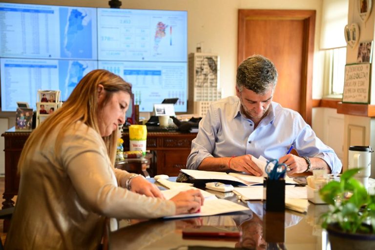 Karina Menéndez firmó con Zabaleta un convenio por los barrios populares de Merlo