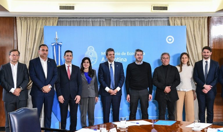 Massa y Lammens firmaron un acuerdo de precios con las cámaras para lanzar el PreViaje