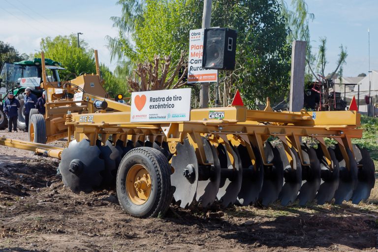 Suman máquinas para reparar caminos rurales en El Pato