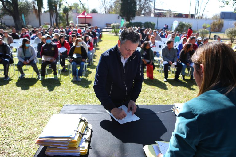 Firman escrituras en Esteban Echeverría