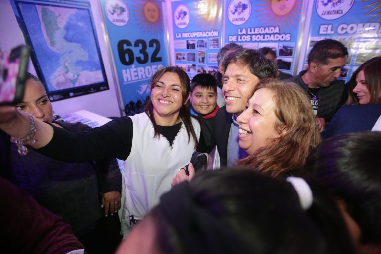 Espinoza recibió a Kicillof en la Feria del Libro de La Matanza