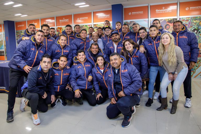 Entrega de camperas a profesores de Berazategui