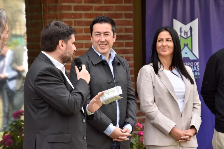 Correa y Nardini entregaron certificados de habilitación a una empresa malvinense