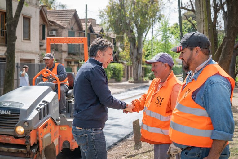 Posse recorrió las cuadras con pavimento ￼renovado en el barrio La Horqueta   