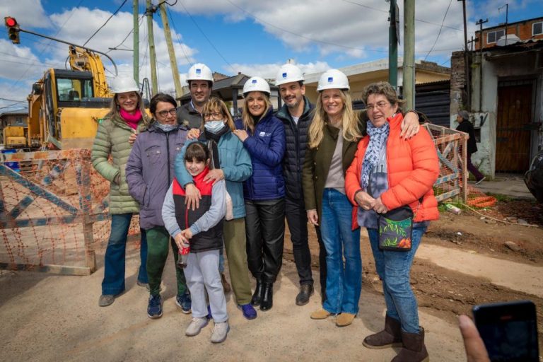 Malena Galmarini recorrió los avances de la obra cloacal del barrio BASI de San Isidro