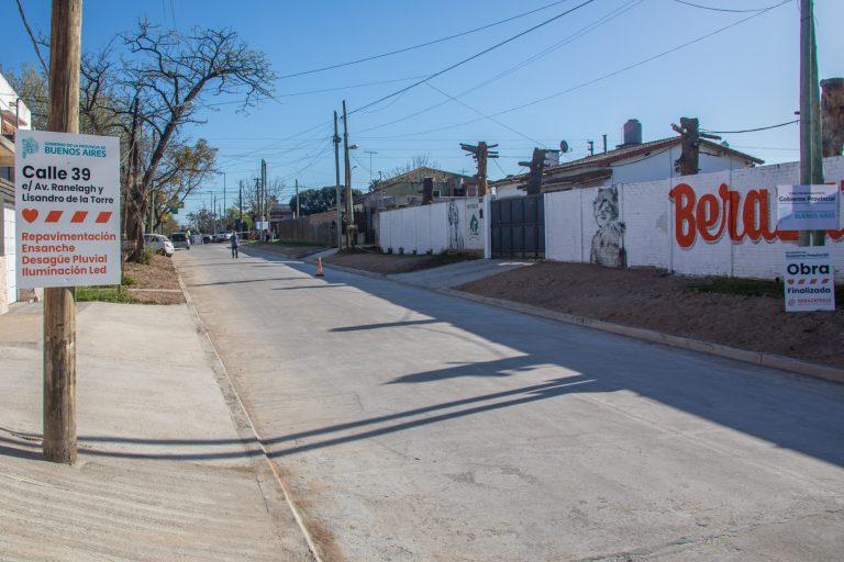Pavimentan calles en Plátanos