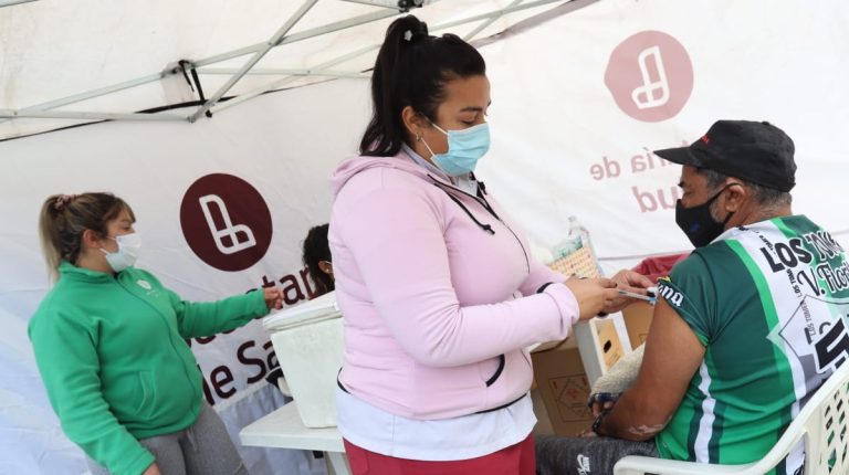 Siguen los operativos de vacunación y los talleres de embarazo y crianza en Lanús