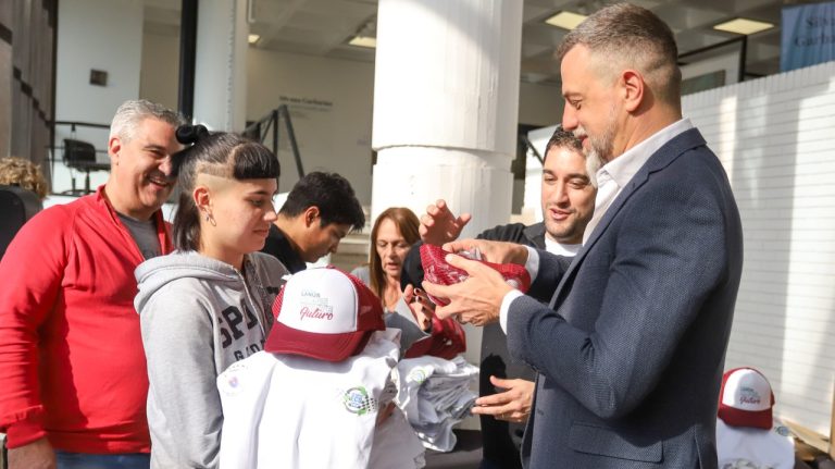 Se entregaron en Lanús los kits del Desafío YPF 2022