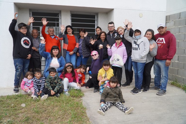 Karina Menéndez entregó viviendas para 17 familias