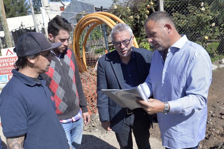 Zamora supervisó instalación de la red de gas en el barrio Irsa 2
