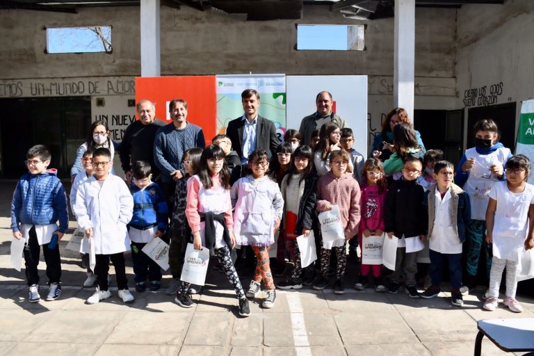 Entrega de anteojos a alumnos de escuelas primarias de Morón
