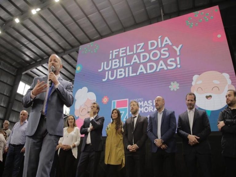 Insaurralde y Massa entregaron tablets y subsidios a centros de jubilados de Lomas de Zamora