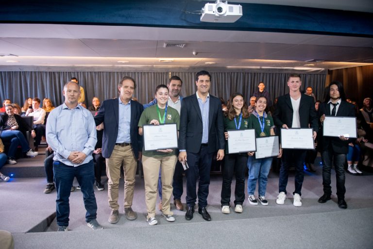 Abad encabezó reconocimiento para jóvenes en la Legislatura