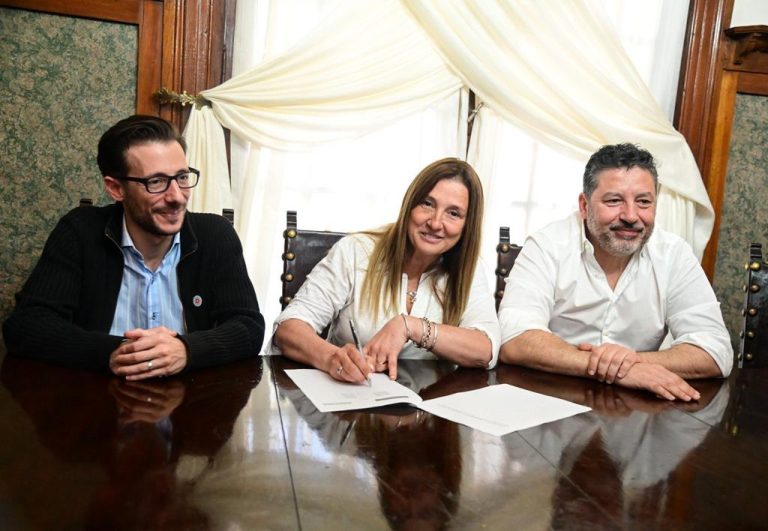 Karina Menéndez y Simone firmaron un convenio sobre el plan de escrituración en Merlo
