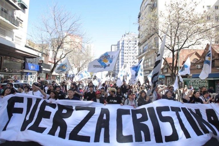 Organizaciones políticas y sociales colman Plaza de Mayo