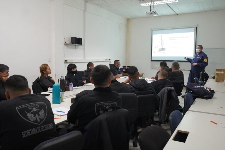 Merlo realiza una capacitación en emergencias urbanas para miembros de la policía