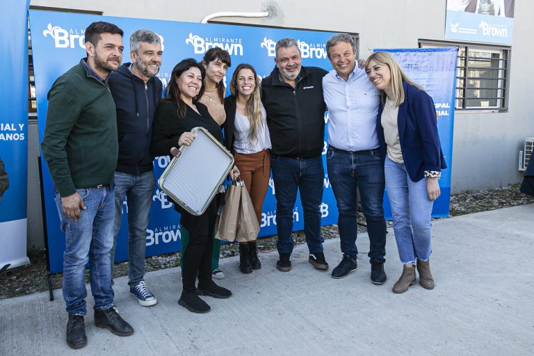 Entrega de maquinaria a emprendedores de Brown