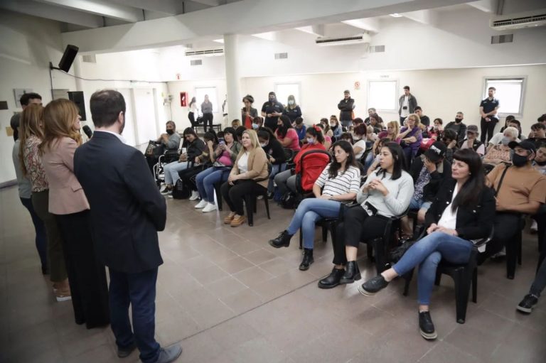 Sierra y Tolosa Paz entregaron en Avellaneda vouchers para mejoras del Programa AccionAR