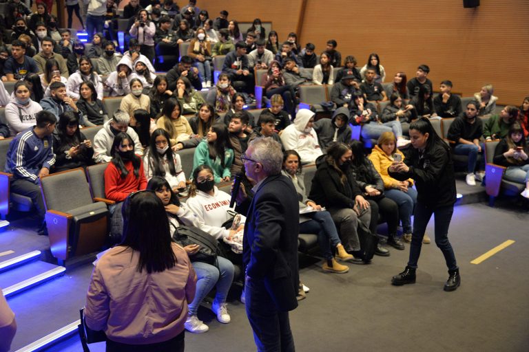 Zamora acompañó a 250 alumnos de secundarias que visitaron el Teatro Pepe Soriano