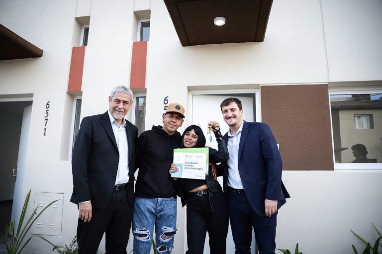 Se entregaron más viviendas en el Barrio Azul de Wilde