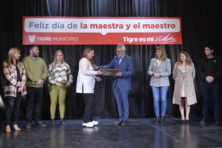 Zamora homenajeó a docentes de Tigre en un emotivo acto en el Museo de la Reconquista