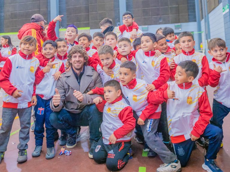 Otorgan indumentaria para 3.200 chicos de 40 clubes de barrio de San Fernando