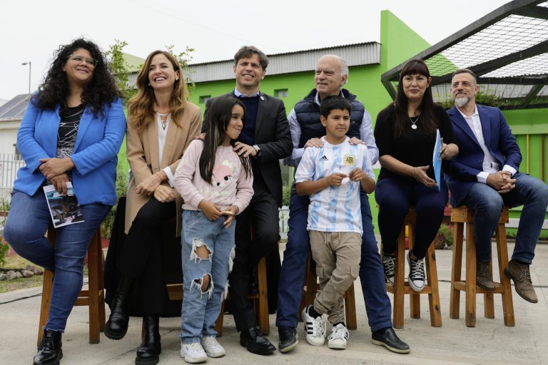 Kicillof firmó convenios para avanzar con la integración social y urbana en barrios de Lanús