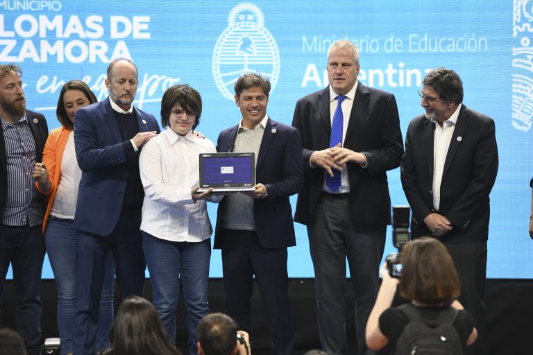 El gobierno provincial descubrió una placa en homenaje a las Abuelas de Plaza de Mayo