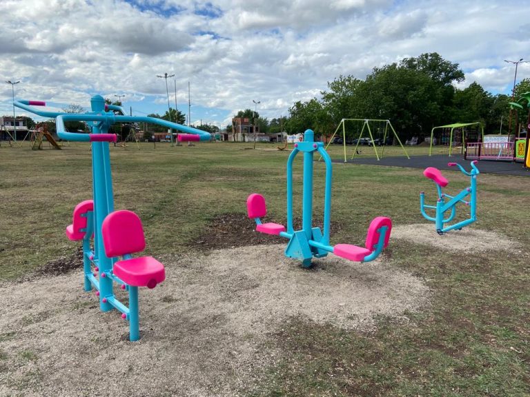 Instalan equipos de gimnasio en espacios públicos de Presidente Perón