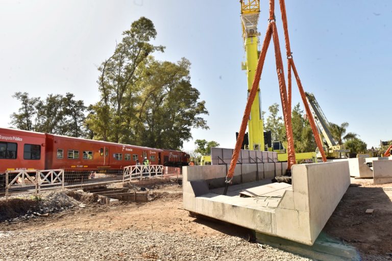 Avanza construcción de paso bajo nivel en Malvinas Argentinas