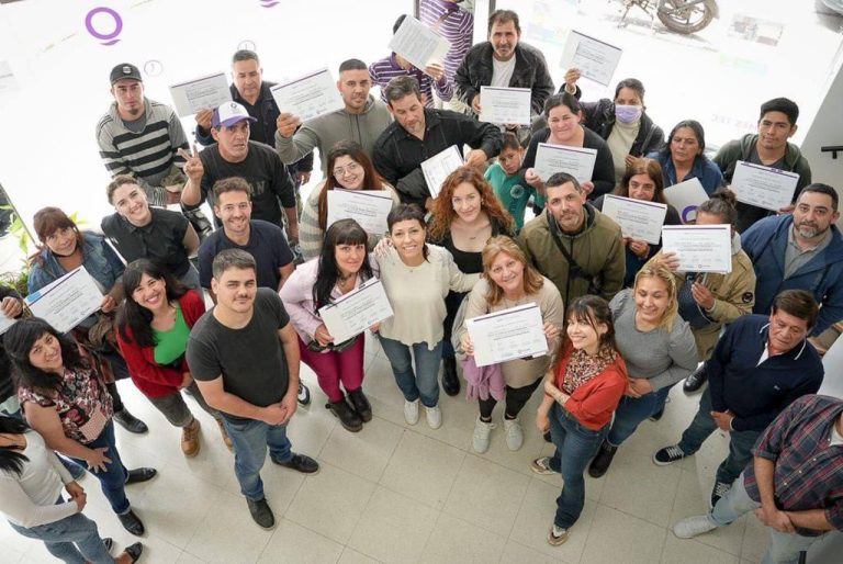 Entrega de subsidios a emprendedores en Quilmes