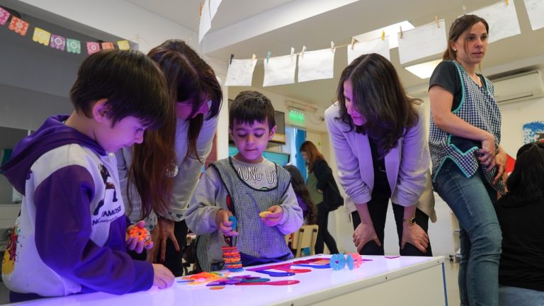 Martínez: “Tenemos la decisión política de invertir en tecnología aplicada a la educación”