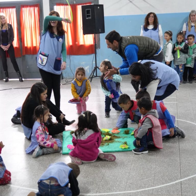 Kravetz encabezó un acto en el Jardín de Infantes Nº 944