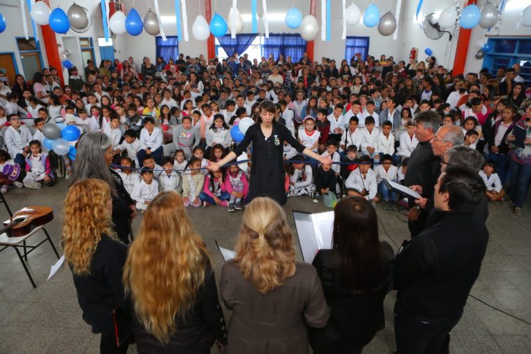 Festejos por aniversario de escuela en Monte Grande