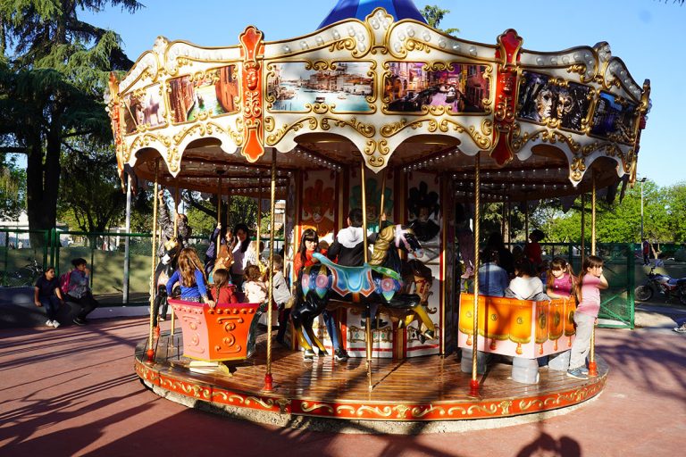 Merlo instaló una calesita inclusiva en Parque San Martín