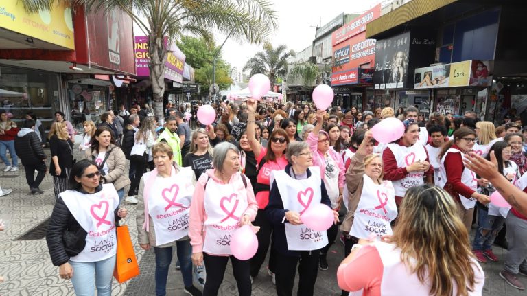 En Lanús, más de 300 personas participaron de la caminata contra el cáncer de mama