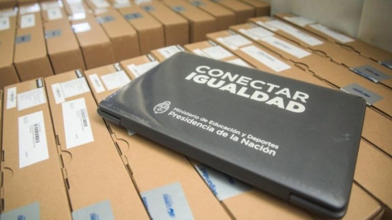 Espinoza entregó tablets a estudiantes de La Matanza