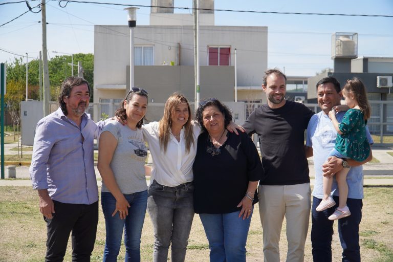 Karina Menéndez entregó 13 viviendas a familias de Merlo
