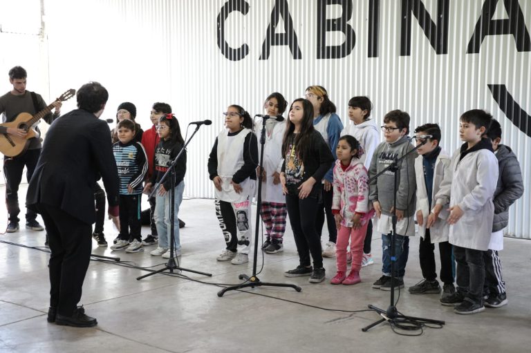 Ferraresi visitó la Feria Regional de Educación, Artes, Ciencias y Tecnologías en La Estación